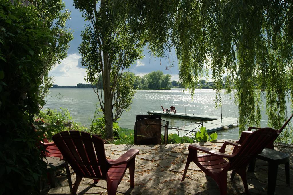 La Belle Aux Berges Bed & Breakfast Saint-Denis-sur-Richelieu ภายนอก รูปภาพ