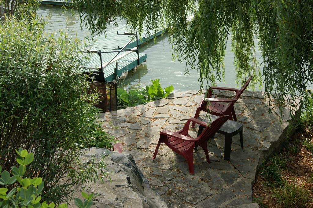 La Belle Aux Berges Bed & Breakfast Saint-Denis-sur-Richelieu ภายนอก รูปภาพ
