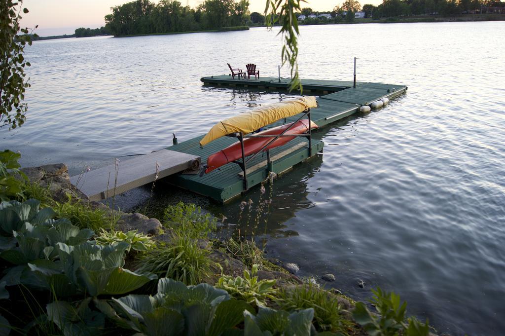 La Belle Aux Berges Bed & Breakfast Saint-Denis-sur-Richelieu ภายนอก รูปภาพ