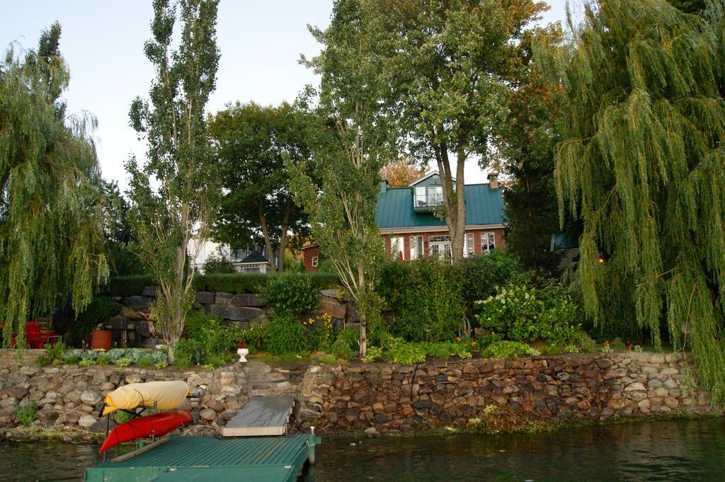 La Belle Aux Berges Bed & Breakfast Saint-Denis-sur-Richelieu ภายนอก รูปภาพ