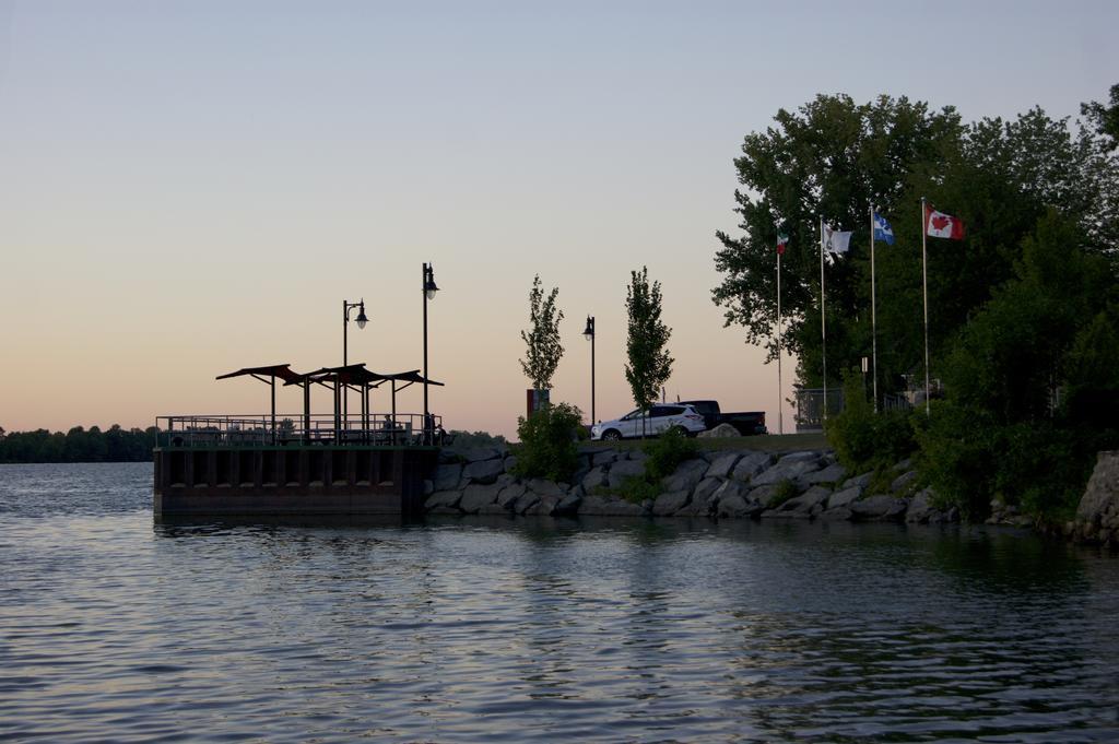 La Belle Aux Berges Bed & Breakfast Saint-Denis-sur-Richelieu ภายนอก รูปภาพ