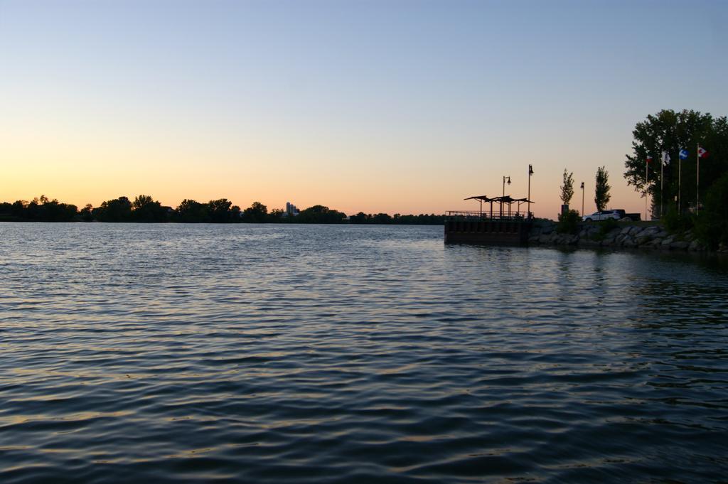 La Belle Aux Berges Bed & Breakfast Saint-Denis-sur-Richelieu ภายนอก รูปภาพ