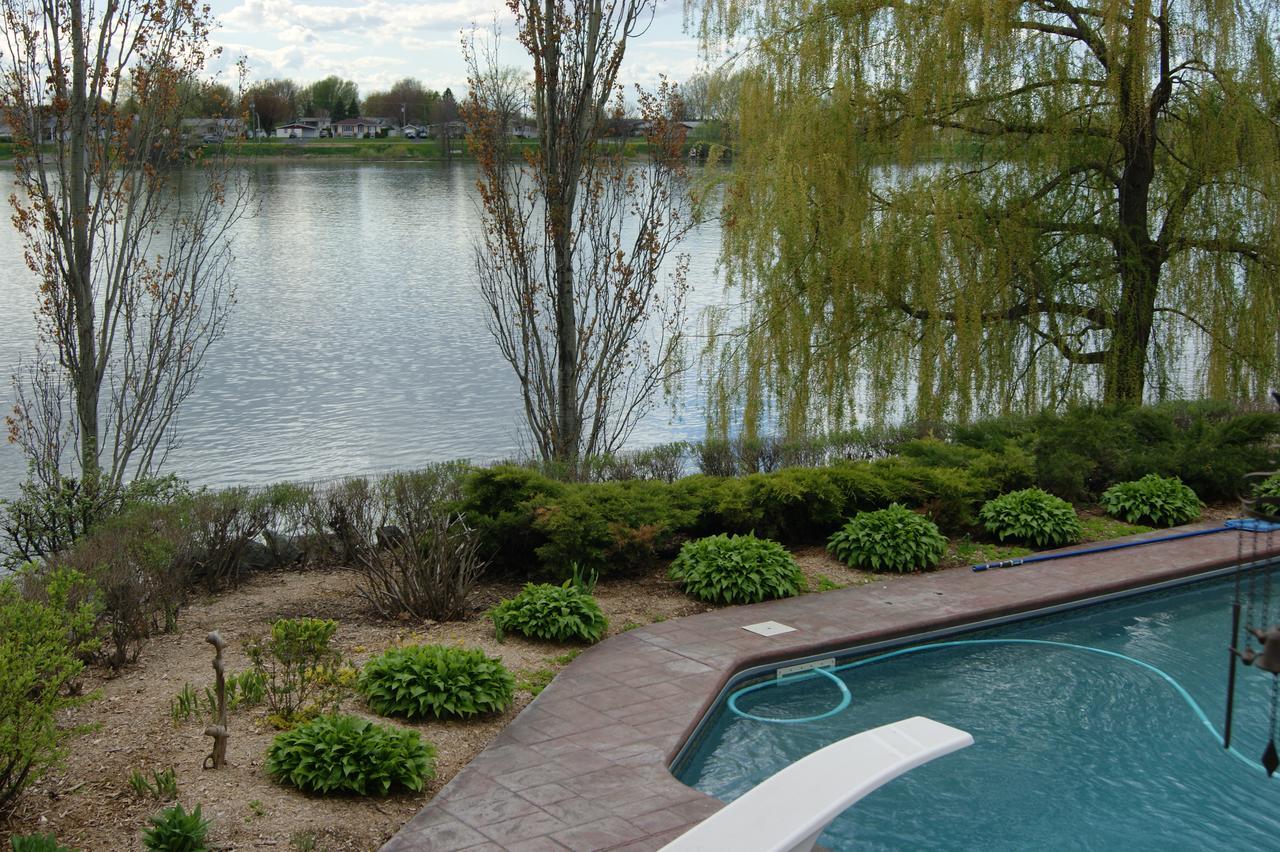 La Belle Aux Berges Bed & Breakfast Saint-Denis-sur-Richelieu ภายนอก รูปภาพ