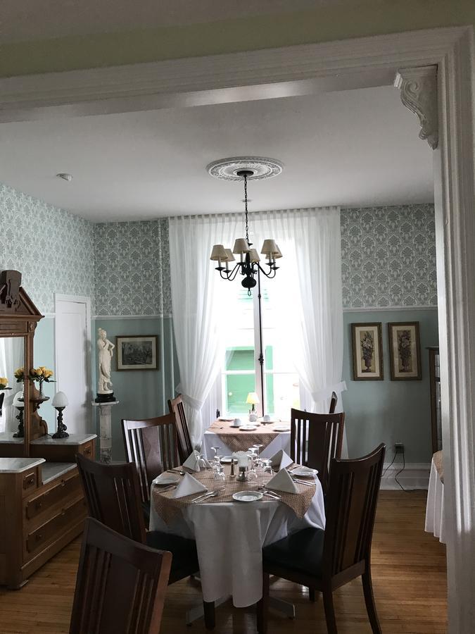 La Belle Aux Berges Bed & Breakfast Saint-Denis-sur-Richelieu ภายนอก รูปภาพ